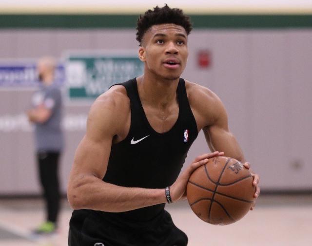 世体：施洛特贝克仍犹豫与多特续约，皇马与巴萨将争夺他